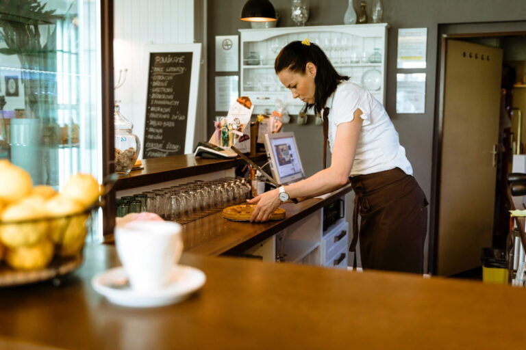 Condena a un hombre por un delito de odio y discriminación por insultar y humillar a una camarera extranjera